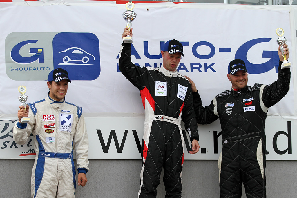 Jan Magnussen (i midten.), Casper Elgaard (th.) og Dennis Lind (tv.) sluttede som nummer 1, 2 og 3 i sidste heat ved Car to Lease Padborg Super Prix og indtager samme positioner i Auto-G Danish Thundersport Championship
(Foto: speedfoto-dk)